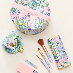Lilly Pulitzer gift box w/brushes & compact